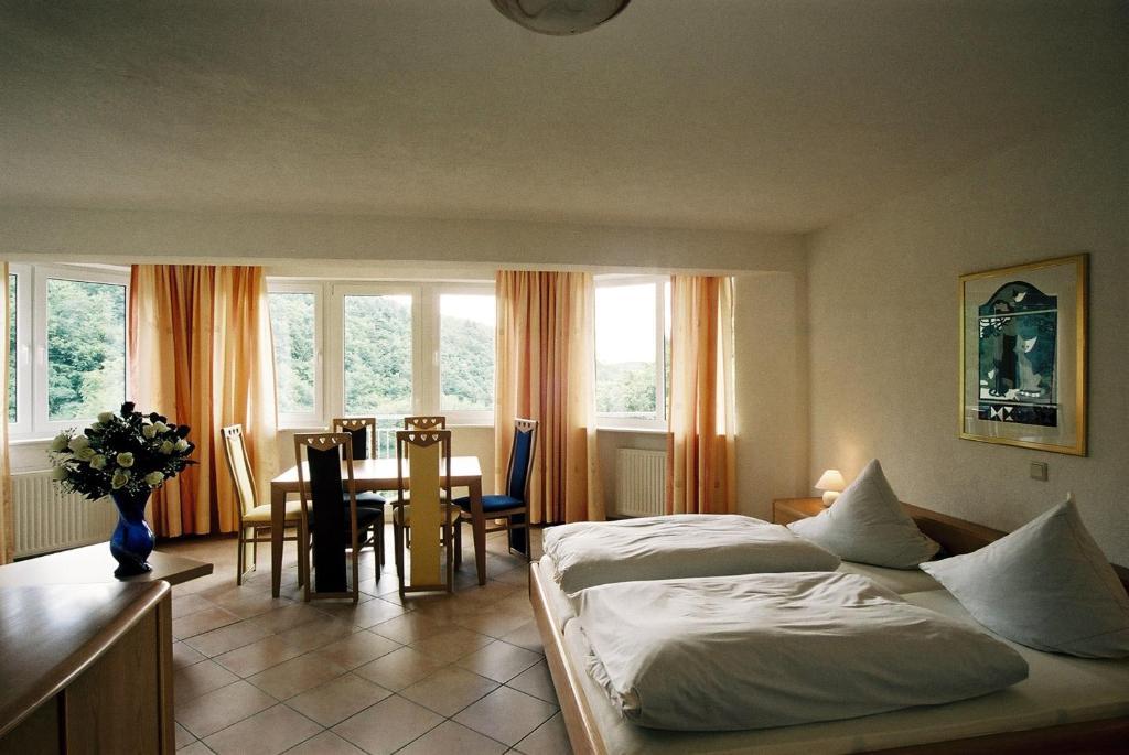 Hotel Zur Engelsburg Hausen-Wied Szoba fotó